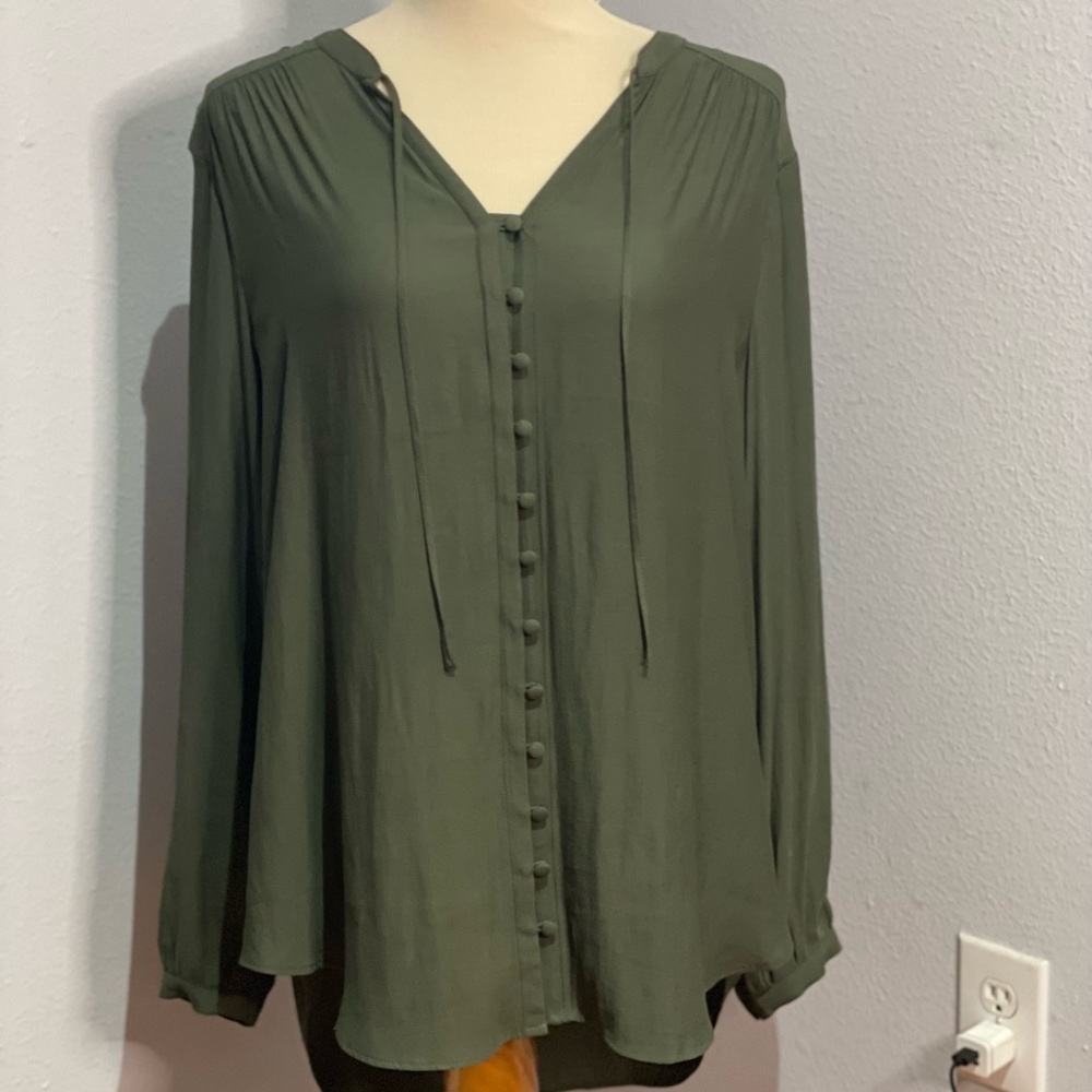 NWT Torrid size 1 green button blouse